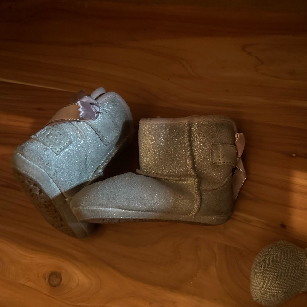 UGG Baby Girls Jesse Bow II Booties sliver and pink - Picture 3 of 4